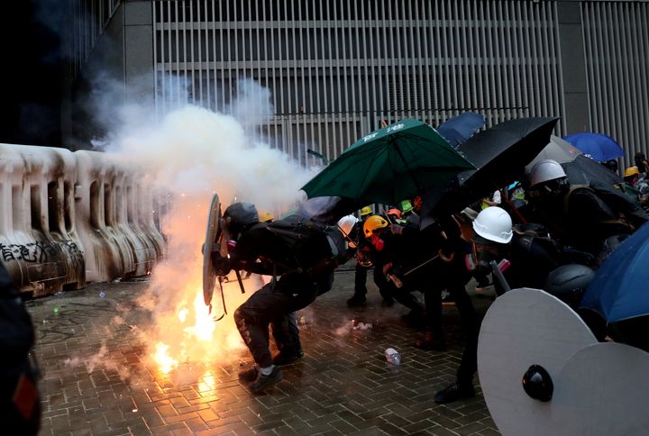 Une photo prise par le danois Siddiqui montre des manifestants se mettant à couvert lors d'une manifestation à Hong Kong, Chine, le 31 août 2019. REUTERS