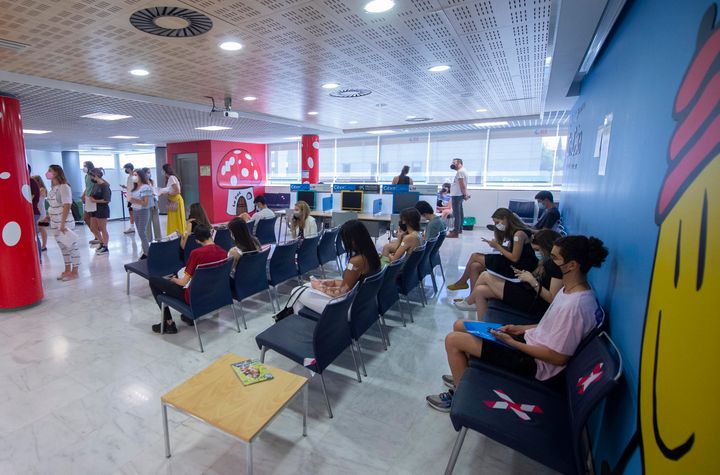 Jóvenes estudiantes esperando para vacunarse antes de irse de Erasmus
