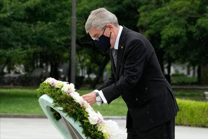 広島市の平和記念公園で献花するバッハ会長=2021年7月16日