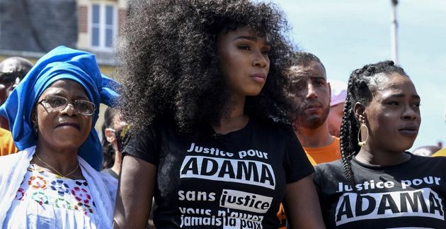 Assa Traoré, accompagnée de sa mère et d'une de ses soeurs lors d'une manifestation du comité 