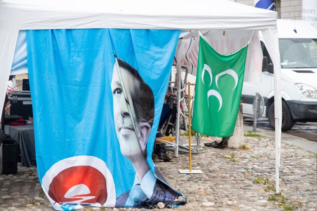 Εκδηλώσεις υπέρ του Ερντογάν στο Μόναχο με αφορμή τα πέντε χρόνια από την απόπειρα του πραξικοπήματος την Τουρκία. Στη φωτό σημαία με τον Ερντογάν και δίπλα η σημαία των «Γκρίζων Λύκων»