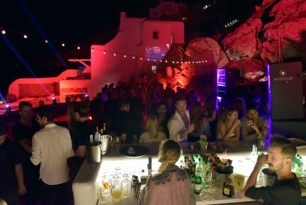 La musique interdite dans les bars et restaurants de Mykonos dans le cadre des restrictions anti-Covid...