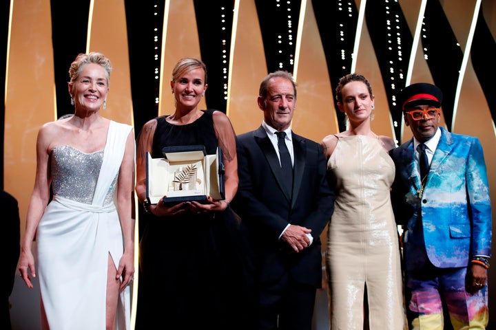Julia Ducournau sostiene la Palma de Oro
