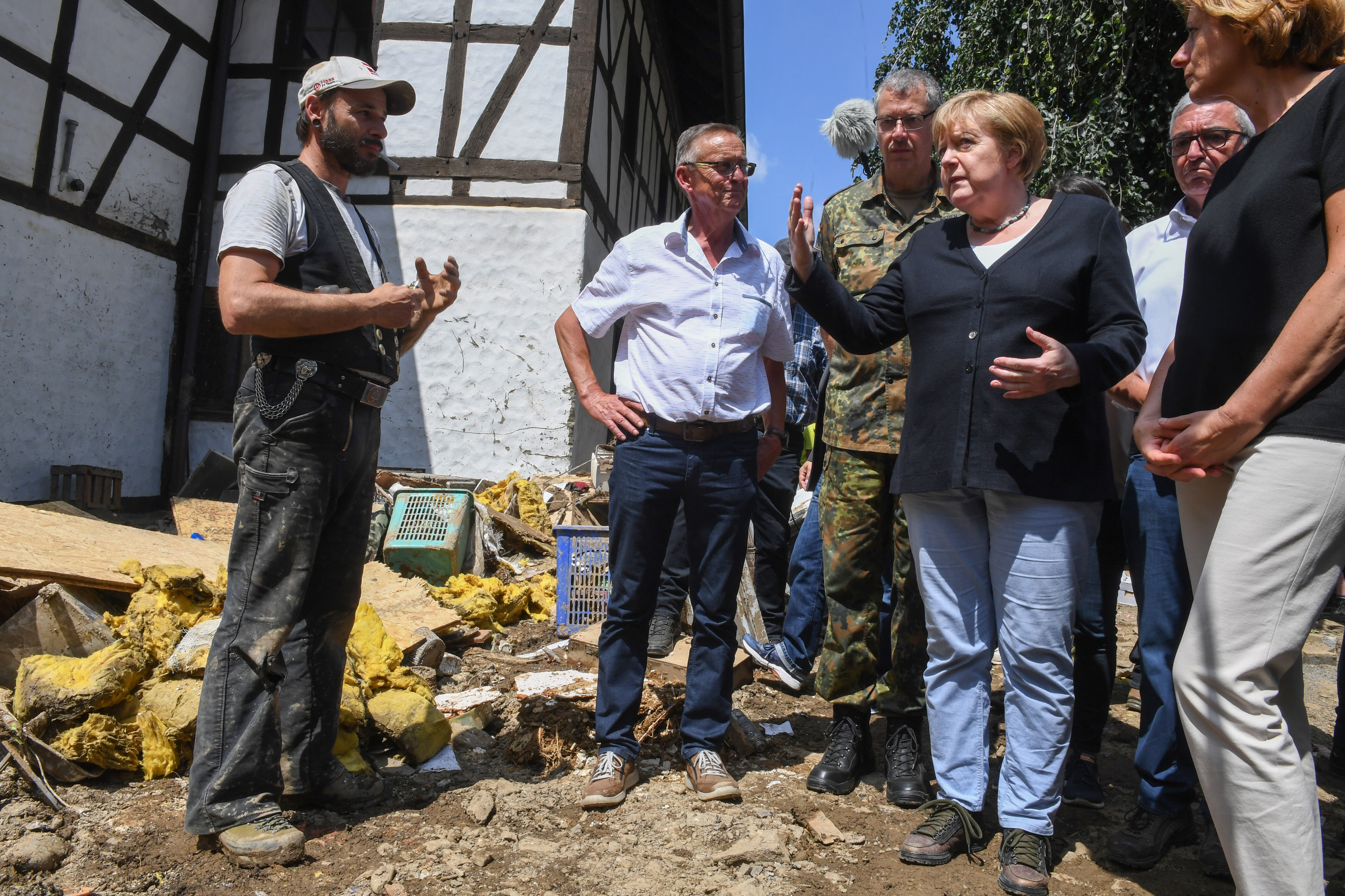 Inondations en Allemagne: Choquée, Merkel peine à décrire les dégâts