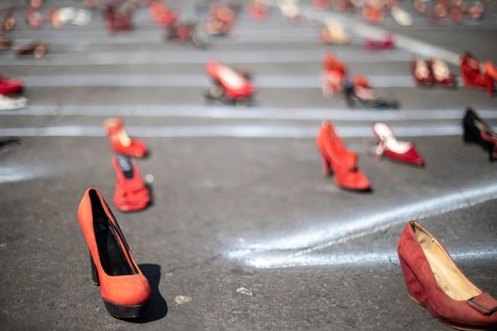 Κόκκινα παπούτσια που συμβολίζουν τις γυναίκες θύματα γυναικοκτονίας.<br>(Φωτογραφία αρχείου από την Ημέρα της Γυναίκας το 2020 στο Μεξικό, πρόκειται για μια συμβολική κίνηση που πραγματοποιείται σε διάφορα μέρη του κόσμου.)