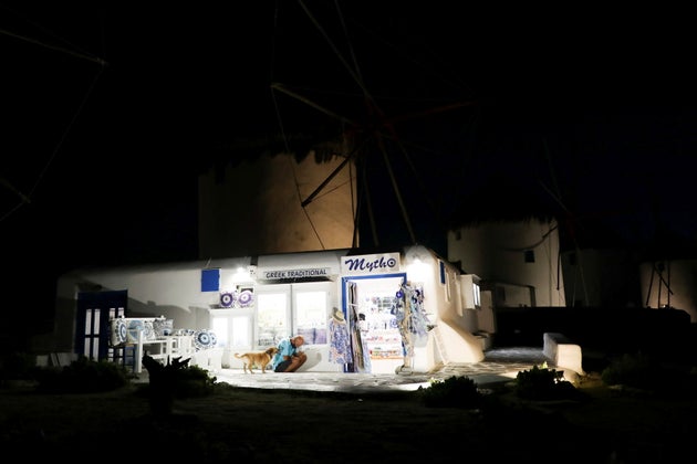 «Οι διακοπές μας καταστράφηκαν»: Το Reuters στη βουβή Μύκονο την πρώτη νύχτα των