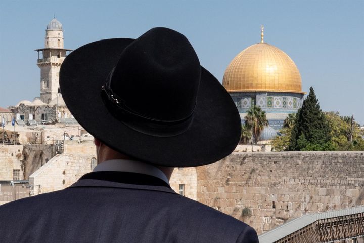 Un judío ortodoxo frente al Muro de las Lamentaciones y la Explanada de las Mezquitas de Jerusalén.