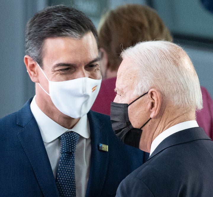 Pedro Sánchez departe con Joe Biden, el 14 de junio pasado, en la cumbre de la OTAN en Bruselas.