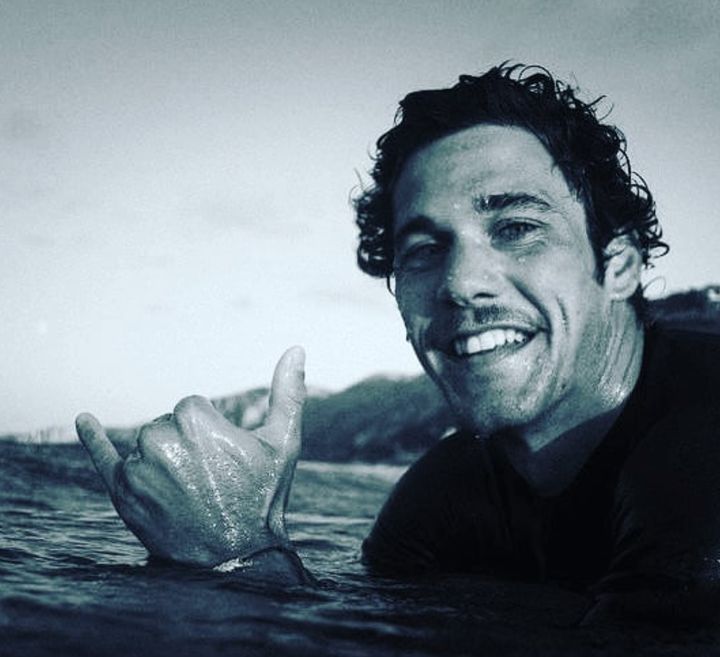 El surfista Óscar Serra.