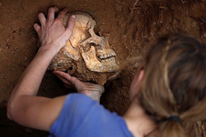 Nuria Maqueda, miembro de la Asociación para la Recuperación de la Memoria Histórica, en una exhumación en Guadalajara, en 2017.
