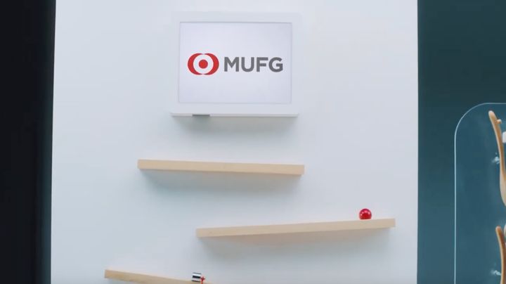 「赤い球の冒険～MUFG Soul Movie～」冒頭シーン。MUFGのロゴ中央の赤い丸が画面から飛び出し、球となって転がる。