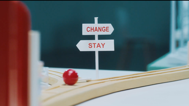 赤い球が進む先は…?仕掛けいっぱいの2分間に込められた、ある企業の想い