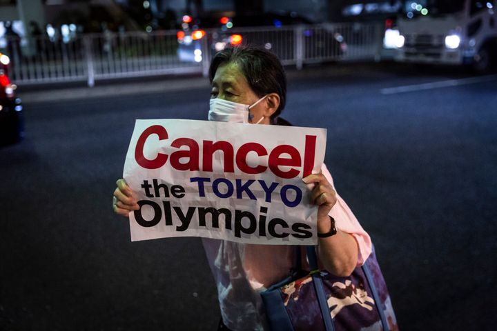 Γυναίκα διαδηλώνει κατά των Αγώνων στο Τόκιο στις 16 Ιουλίου εξαιτίας των ανησυχιών για την ασφάλεια της δημόσιας υγείας κατά τη διάρκεια της πανδημίας (Photo by Yuichi Yamazaki/Getty Images)
