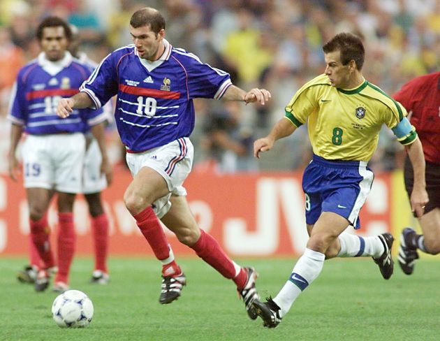 Zinédine Zidane face au Brésil lors de la finale de la Coupe du monde 1998 au Stade France à Saint-Denis. 