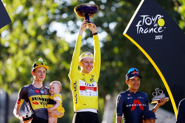 Le Slovène Tadej Pogačar, vainqueur du Tour de France, sur la 1ère marche du podium. Le Danois Jonas Vingegaard et l’Équatorien Richard Carapaz sur les 2e et 3e marches, le 18 juillet 2021 à Paris.