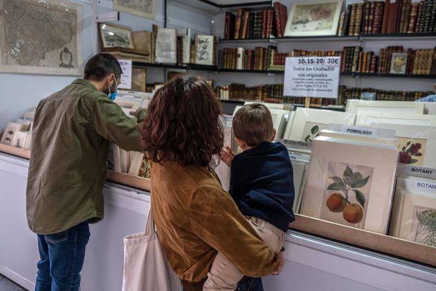 Varios visitantes de la Feria del Libro de Ocasión en Barcelona, el 27 de septiembre de