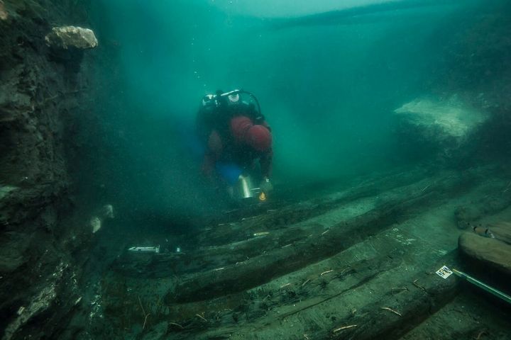 Δύτης εξετάζει τα απομεινάρια αρχαίου ελληνικού πολεμικού πλοίου που ανακαλύφτηκε στο βυθισμένο Ηράκλειον, κοντά στην Αλεξάνδρεια (19 Ιουλίου, 2021). The Egyptian Ministry of Antiquities/Handout via REUTERS 