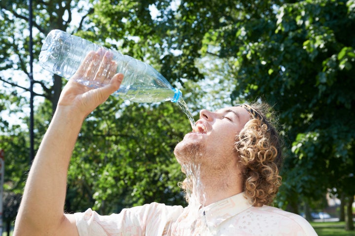 El agua es imprescindible en estos días de calor.