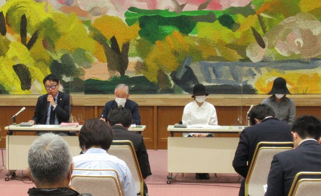 公判前に行われた弁護団の記者会見の様子。右端がリンさん＝2021年4月24日、熊本市