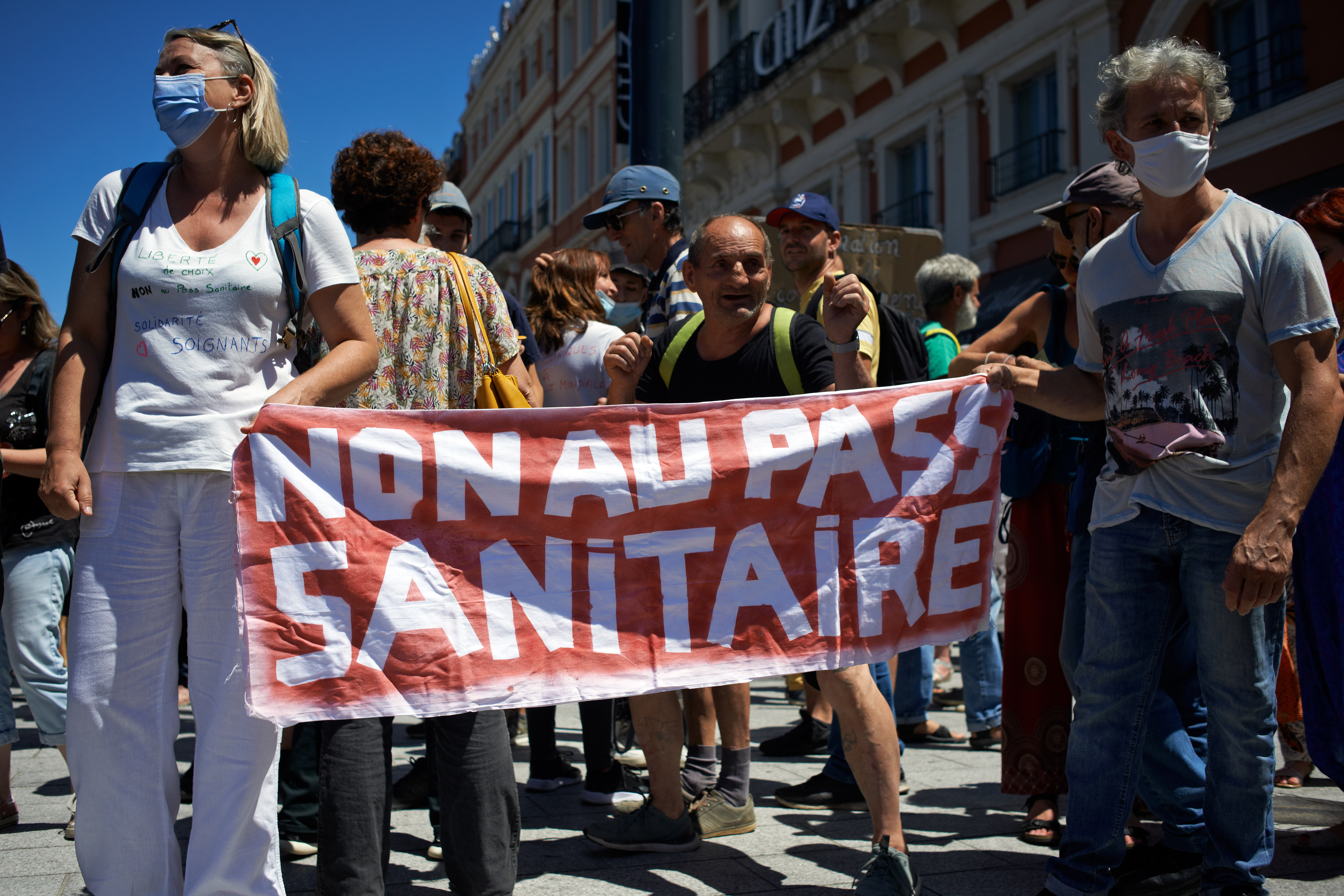 Pass sanitaire: Un trafic de faux certificats de vaccination démantelé près de Paris