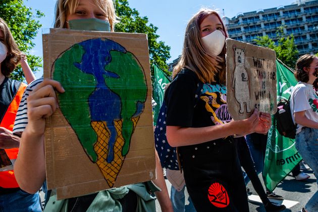 Photo d'illustration prise le 24 juin 2021 aux Pays-Bas lors d'une manifestation pour dénoncer le manque d'action du gouvernement dans la lutte contre le réchauffement climatique, 6 ans après le verdict de l'affaire Urgenda.