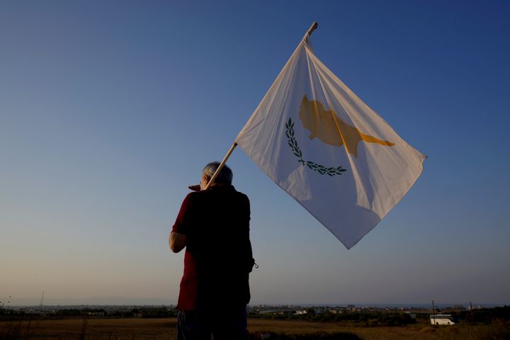 19 Ιουλίου 2021 - Ελληνοκύπριος κοιτάζει την Αμμόχωστο.
