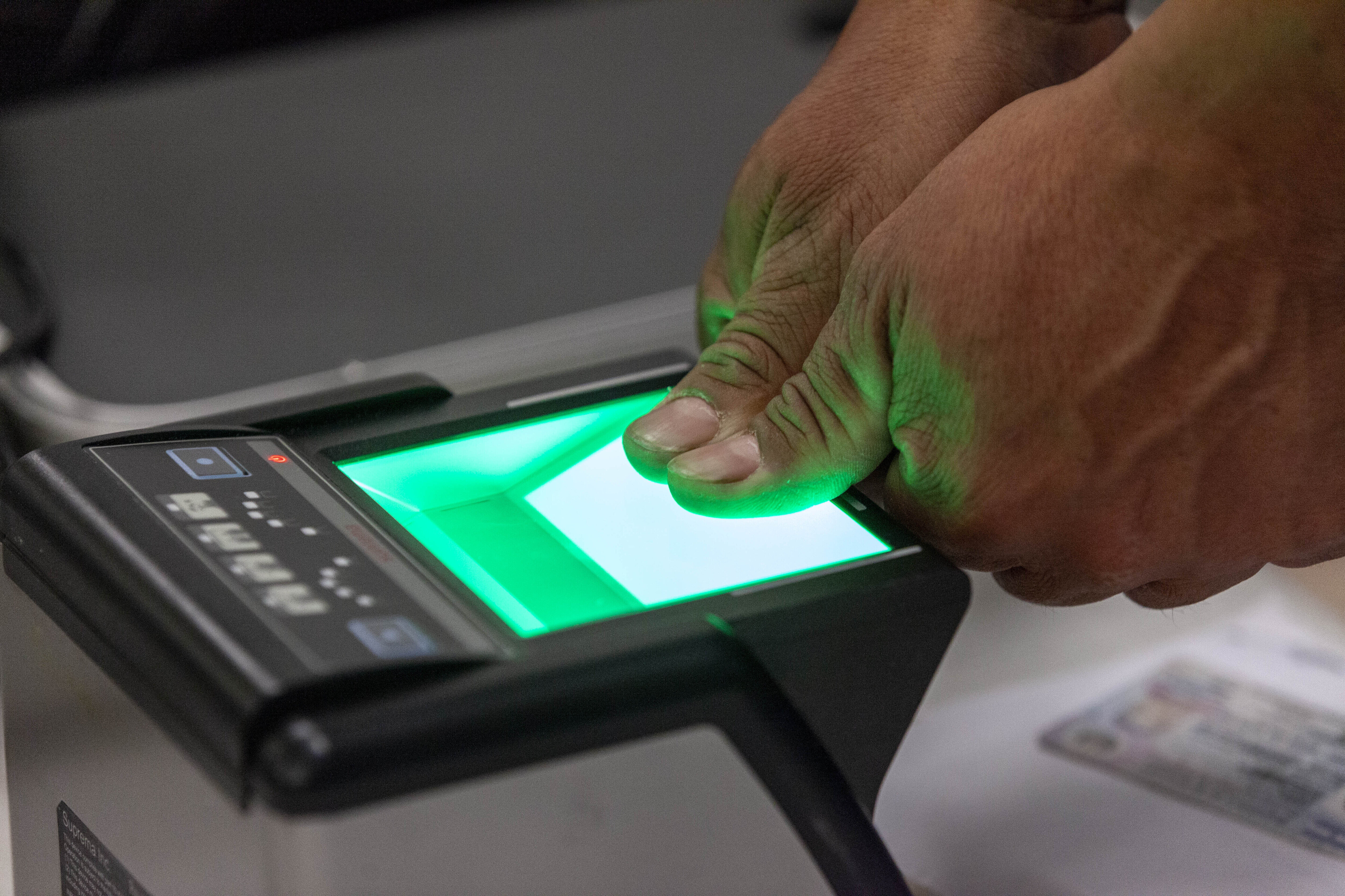 Reconnaissance faciale, empreintes digitales: leurs dangers épinglés par la Défenseure des droits