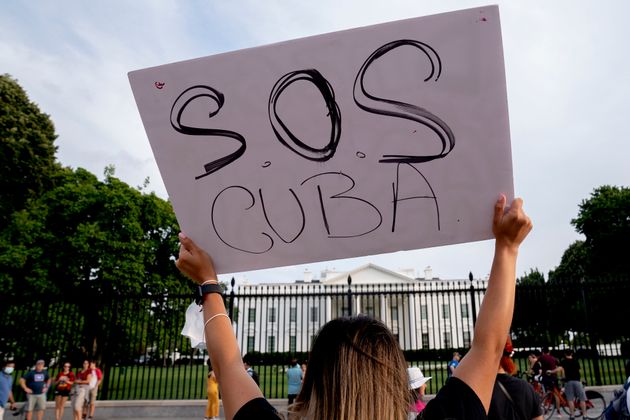 WASHINGTON, DC - 18 JUILLET : Un manifestant se rassemble avec d'autres personnes en solidarité avec les protestations à Cuba devant la Maison Blanche le 18 juillet 2021. Les protestations interviennent dans le cadre des manifestations à Cuba concernant le manque de nourriture, le rythme des vaccinations Covid-19 et le gouvernement. (Photo par Stefani Reynolds/Getty Images)