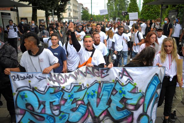 Des manifestants rendent hommage à Steve Maia Caniço à Nantes le 21 juin 2021, deux jours après son décès.