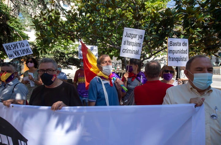 Protesta de asociaciones de memoria histórica ante el Congreso, el domingo pasado.