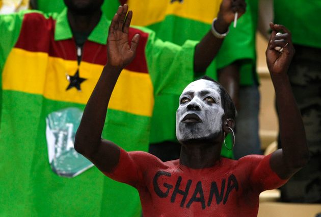 Υποστηρικτής της εθνικής ομάδας της Γκάνα χειροκροτεί θερμά στη διάρκεια ημιτελικού του Παναφρικανικού Κυπέλλου με αντίπαλο τη Νιγηρία τον Ιανουάριο του 2010, στην Λουάντα. REUTERS/Mike Hutchings (ANGOLA - Tags: SPORT SOCCER)