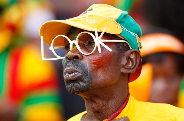 Ιανουάριος 2013. Υποστηρικτής της ομάδας της Γκάνας παρακολουθεί αγώνα με αντίπαλο το Νίγηρα στο στάδιο Νέλσον Μαντέλα, στο Πορτ Ελίζαμπεθ. REUTERS/Siphiwe Sibeko (SOUTH AFRICA - Tags: SPORT SOCCER)