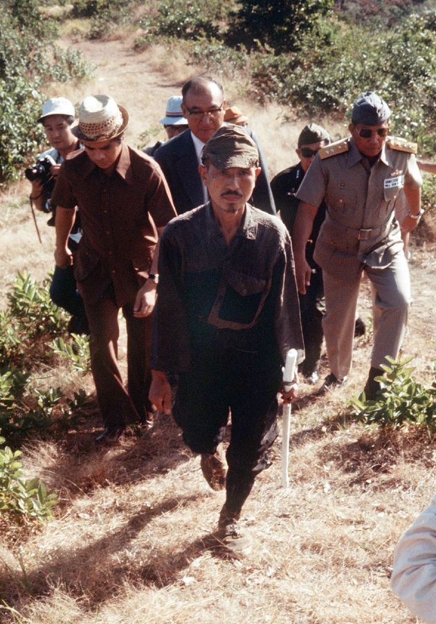 Le lieutenant Onoda sur l'île de Lubang (Philippines) après sa reddition, en mars 1974.