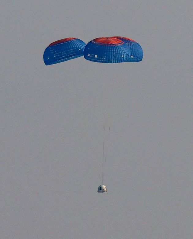  Blue Origin’s New Shepard crew capsule descends on the end of its parachute system carrying Jeff Bezos along with his brother Mark Bezos, 18-year-old Oliver Daemen, and 82-year-old Wally Funk on July 20, 2021 in Van Horn, Texas. Mr. Bezos and the crew are riding in the first human spaceflight for the company. (Photo by Joe Raedle/Getty Images)