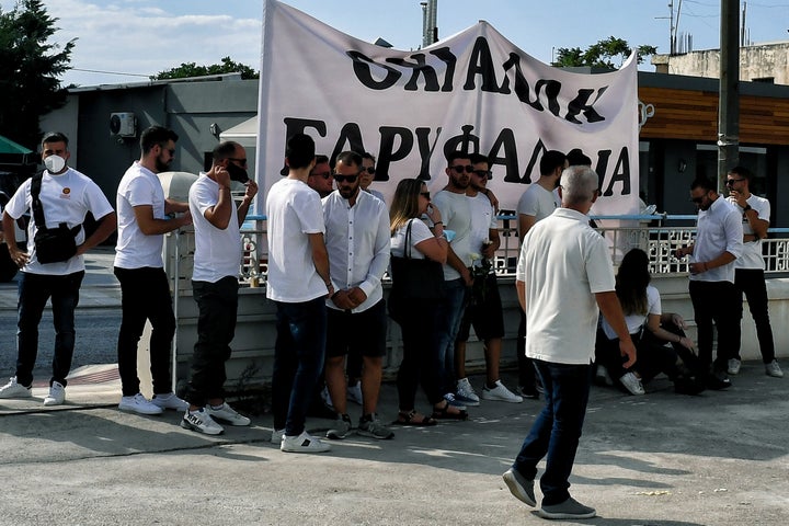 Δευτέρα 19 Ιουλίου 2021. Πανό που γράφει "Όχι άλλη Γαρυφαλλιά" Στιγμιότυπο από την κηδεία της 26χρονης Γαρυφαλλίας Ψαράκου στο Βέλος Κορινθίας,που δολοφονήθηκε στην Φολέγανδρο,