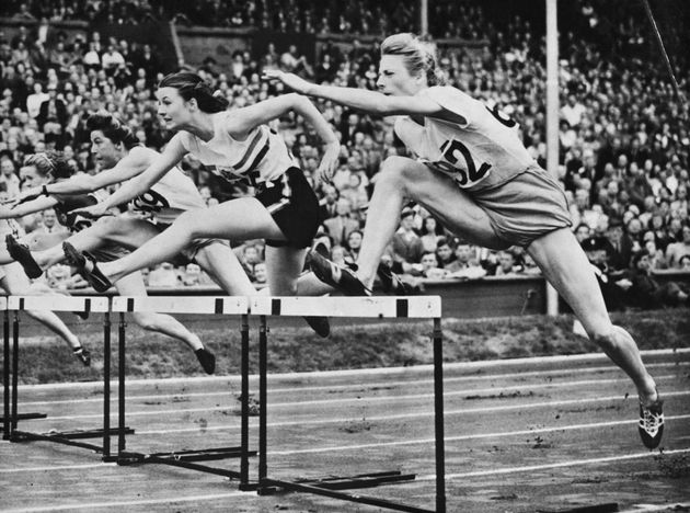 Fanny Blankers-Koen au 1er plan lors du 80 m haies aux JO 1948 à Londres. 