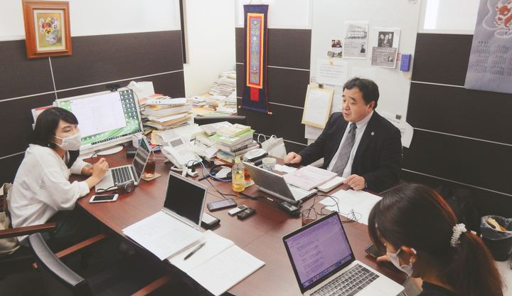 ハフポスト日本版の取材を受ける指宿昭一弁護士（中央）＝2021年7月、東京都新宿区の事務所