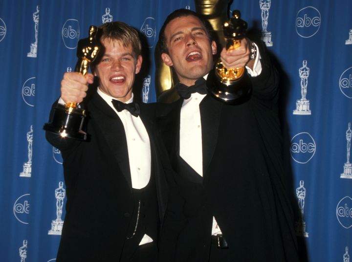 Matt Damon and Ben Affleck with their Oscars for "Goodwill hunting" in 1998.