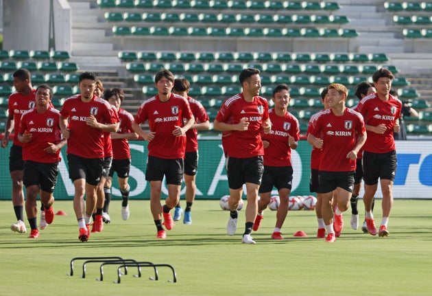 練習する東京五輪サッカー男子日本代表の選手たち