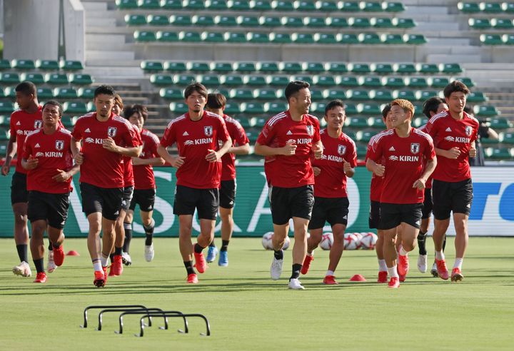 練習する東京五輪サッカー男子日本代表の選手たち