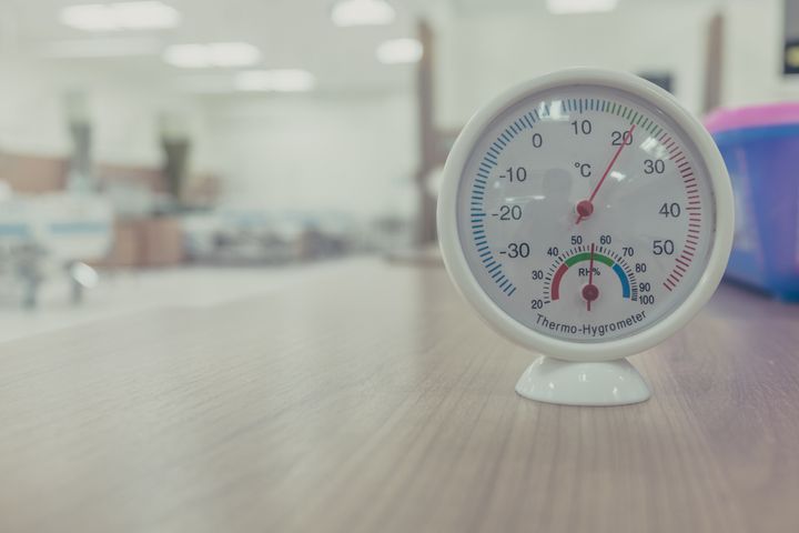 室温計を使い、適切な温度管理をすることが熱中症の予防につながる