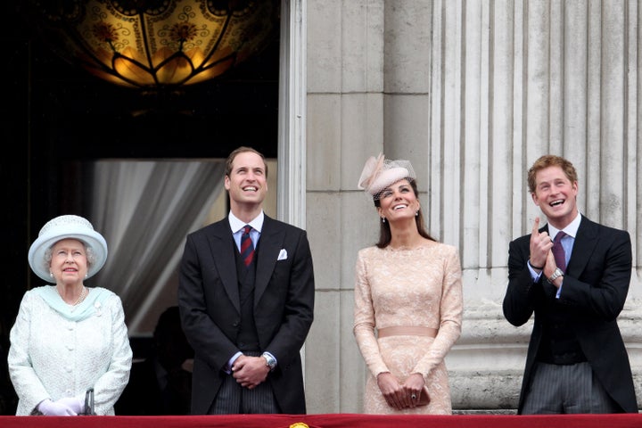 Harry, con su abuela y los duques de Cambridge en un acto para celebrar los 60 años de reinado de Isabel II