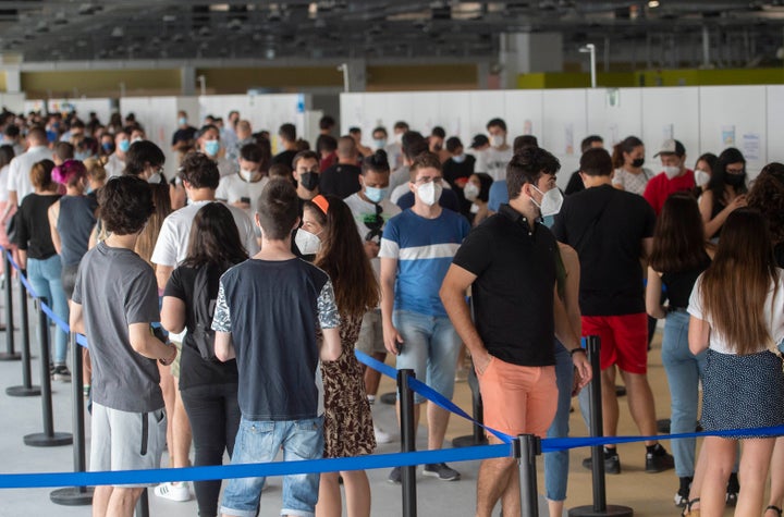 Vacunación de jóvenes en el Hospital Zendal de Madrid.