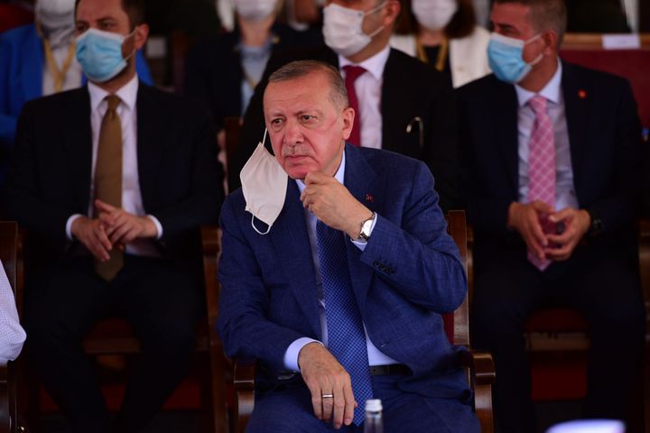 20 Ιουλίου 2021. Ο Τούρκος Πρόεδρος Ταγίπ Ερντογάν παρακολουθεί την στρατιωτική παρέλαση στην κατεχόμενη Λευκωσία με αφορμή την 47η επέτειο της εισβολής του Αττίλα. (AP Photo/Nedim Enginsoy)