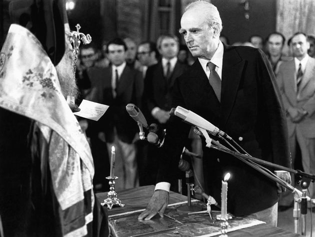 Ο Κωνσταντίνος Καραμανλής ορκίζεται πρωθυπουργός της οικουμενικής κυβέρνησης το πρωί της 24ης Ιουλίου 1974, μετά την πτώση της χούντας 
