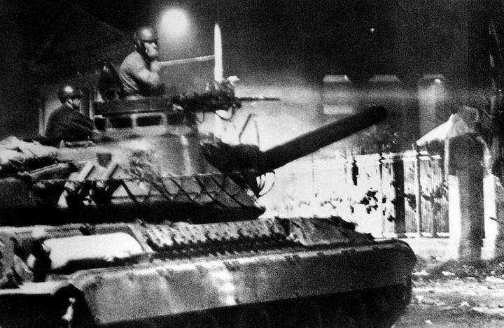 Ξημερώματα 17ης Νοεμβρίου 1973. Το τανκ μπροστά στην είσοδο του Πολυτεχνείου λίγο πριν την εισβολή. Ο Αριστοτέλης Σαρρηκώστας είναι ο μοναδικός φωτορεπόρτερ που κατέγραψε την εισβολή.