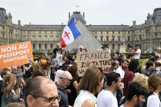 Un manifestant tient une pancarte sur laquelle on peut lire 