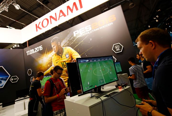 Gamers παίζουν "PES 2016, Pro Evolution Soccer 2016" σε έκθεση της Κολωνίας (5 Αυγούστου 2015). REUTERS/Kai Pfaffenbach