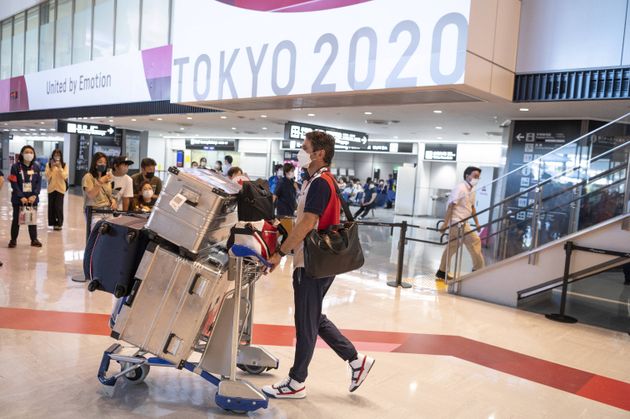 Le sélectionneur de l'équipe de France de football, Sylvain Ripoll (C), arrive avec son équipe pour les Jeux olympiques de Tokyo 2020 à l'aéroport international de Narita, dans la préfecture de Chiba, le 17 juillet 2021. (Photo par Charly TRIBALLEAU / AFP) (Photo par CHARLY TRIBALLEAU/AFP via Getty Images)