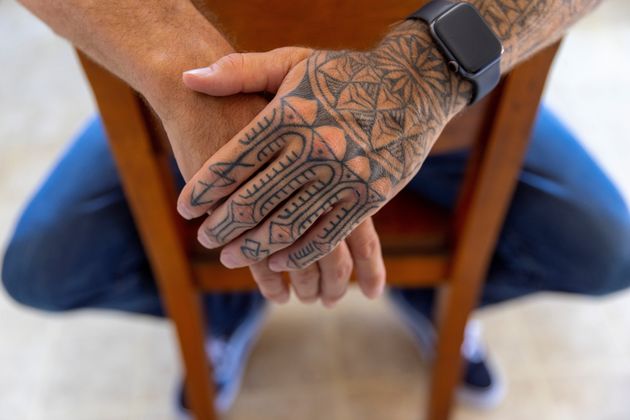 9 Ιουλίου 2021. Τα τατουάζ στα χέρια του βετεράνου Τζέισον Λάιλι , ενώ δίνει συνέντευξη στο πρακτορείο Ρόιτερς για την αμερικανική έξοδο από το Αφγανιστάν όπου πολέμησε επί σειρά ετών. REUTERS/Mike Blake